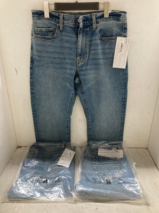 Lot 1407  
            Marchington SR15 - Parcel Delivery Only 

                
3 X PAIRS OF STRAIGHT LEG JEANS IN BLUE - UK 33 X 29: LOCATION - AR5