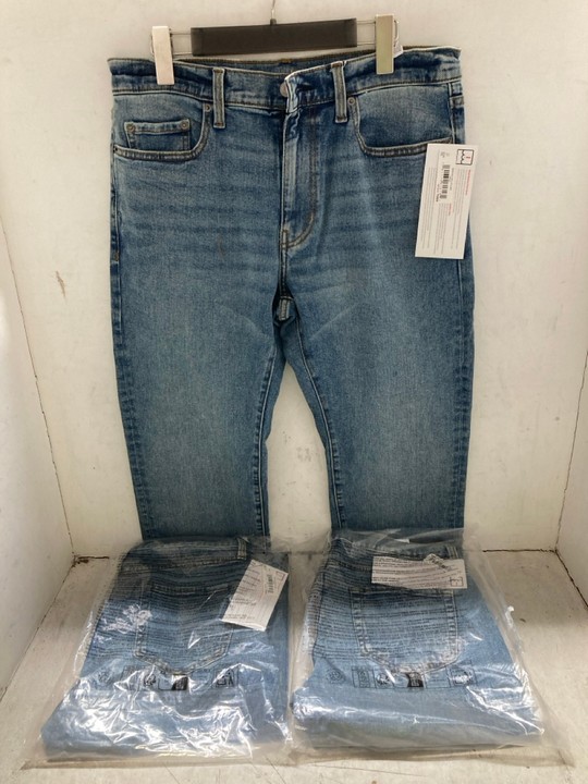 Lot 1408  
            Marchington SR15 - Parcel Delivery Only 

                
3 X PAIRS OF STRAIGHT LEG JEANS IN BLUE - UK 33 X 29: LOCATION - AR5