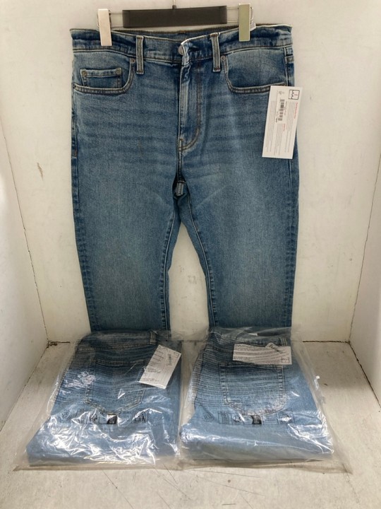Lot 1409  
            Marchington SR15 - Parcel Delivery Only 

                
3 X PAIRS OF STRAIGHT LEG JEANS IN BLUE - UK 33 X 29: LOCATION - AR5