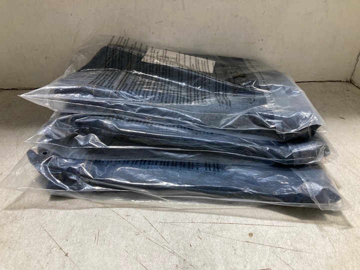 Lot 1410  
            Marchington SR15 - Parcel Delivery Only 

                
2 X PAIRS OF STRAIGHT LEG JEANS IN DARK BLUE - UK 34 X 28/33 X 30: LOCATION - AR5