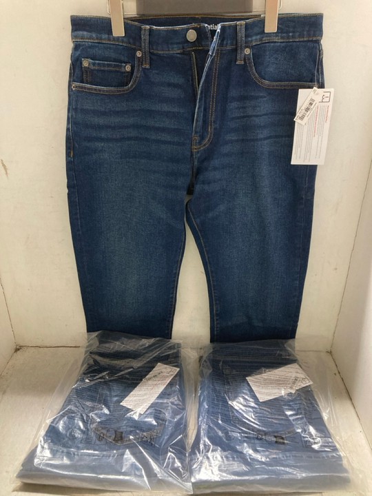 Lot 1411  
            Marchington SR15 - Parcel Delivery Only 

                
3 X PAIRS OF STRAIGHT LEG JEANS IN DARK BLUE - UK 33 X 30/34 X 31: LOCATION - AR5