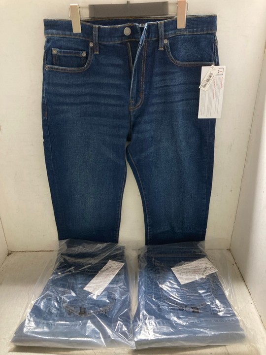 Lot 1412  
            Marchington SR15 - Parcel Delivery Only 

                
3 X PAIRS OF STRAIGHT LEG JEANS IN DARK BLUE - UK 33 X 30/34 X 31: LOCATION - AR5