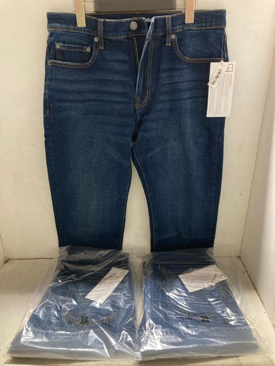 Lot 1413  
            Marchington SR15 - Parcel Delivery Only 

                
3 X PAIRS OF STRAIGHT LEG JEANS IN DARK BLUE - UK 33 X 30/34 X 31/34 X 28: LOCATI...