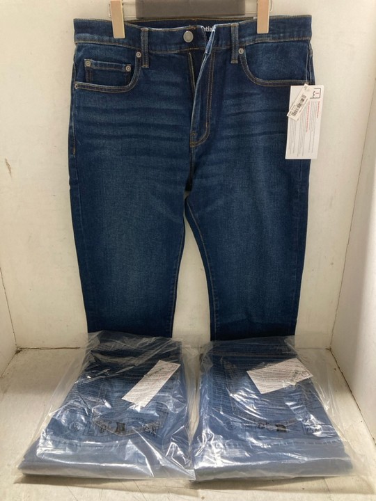 Lot 1414  
            Marchington SR15 - Parcel Delivery Only 

                
3 X PAIRS OF STRAIGHT LEG JEANS IN DARK BLUE - UK 33 X 30/34 X 31: LOCATION - AR5