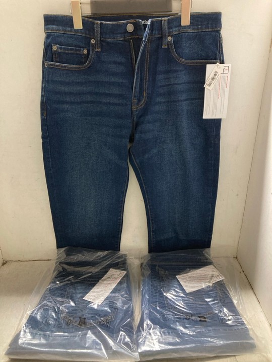 Lot 1415  
            Marchington SR15 - Parcel Delivery Only 

                
3 X PAIRS OF STRAIGHT LEG JEANS IN DARK BLUE - UK 34 X 31: LOCATION - AR5