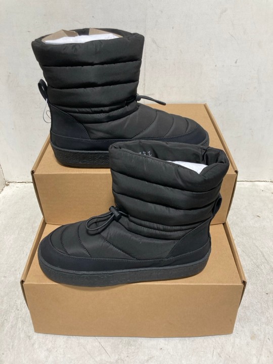 Lot 1438  
            Marchington SR15 - Parcel Delivery Only 

                
2 X WOMENS PULL ON PUFFER BOOTS IN BLACK - UK 6: LOCATION - AR6