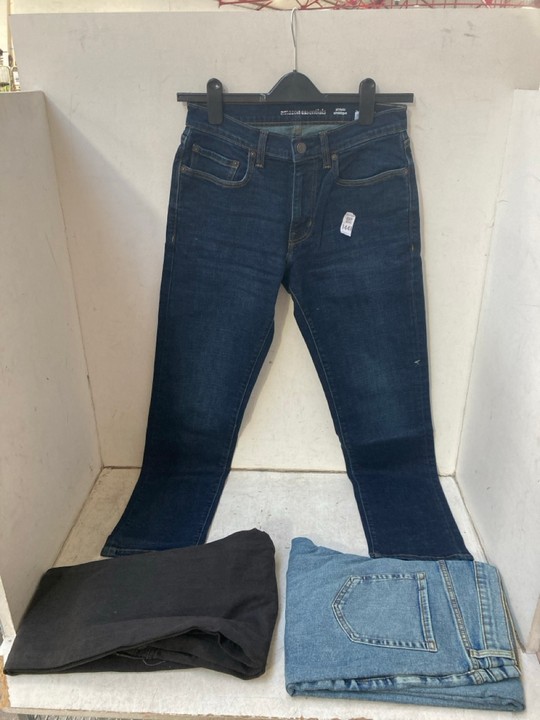 Lot 1441  
            Marchington SR15 - Parcel Delivery Only 

                
JEANS IN DARK BLUE SIZE: 29W 32L TO INCLUDE JEANS IN LIGHT BLUE SIZE: 33W 29L & J...