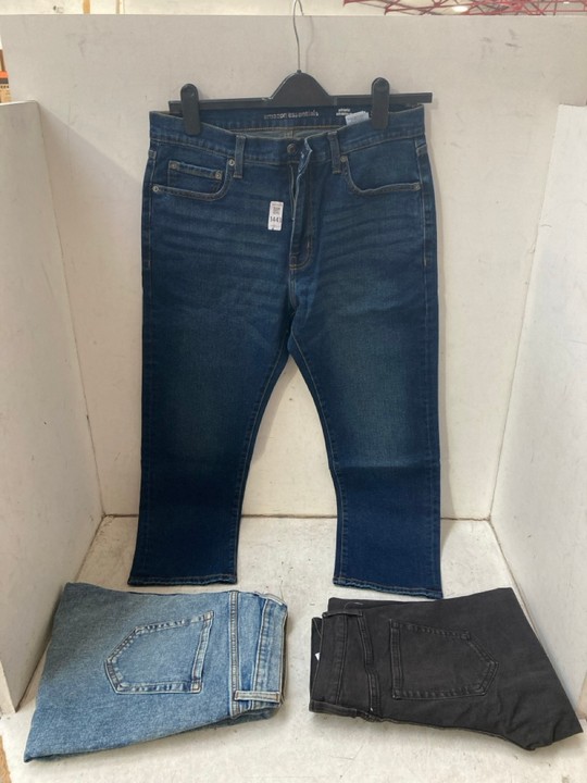 Lot 1443  
            Marchington SR15 - Parcel Delivery Only 

                
JEANS IN BLACK SIZE: 28W 32L TO INCLUDE JEANS IN LIGHT BLUE SIZE: 33W 29L & JEANS...