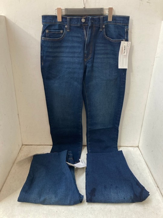 Lot 1461  
            Marchington SR15 - Parcel Delivery Only 

                
3 X JEANS IN DARK BLUE SIZE: 34W 28L: LOCATION - AR9