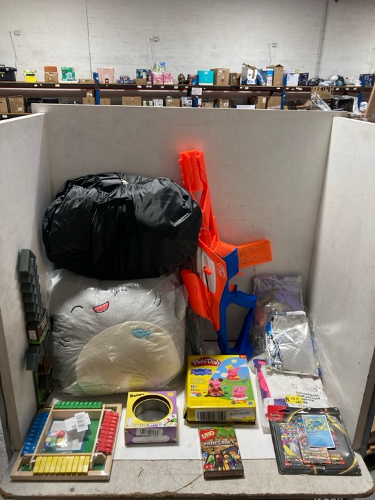 Lot 1502  
            Marchington SR15 - Parcel Delivery Only 

                
QTY OF ASSORTED TOYS TO INCLUDE PLAYDOH PEPPA PIG STYLIN SET: LOCATION - AR12