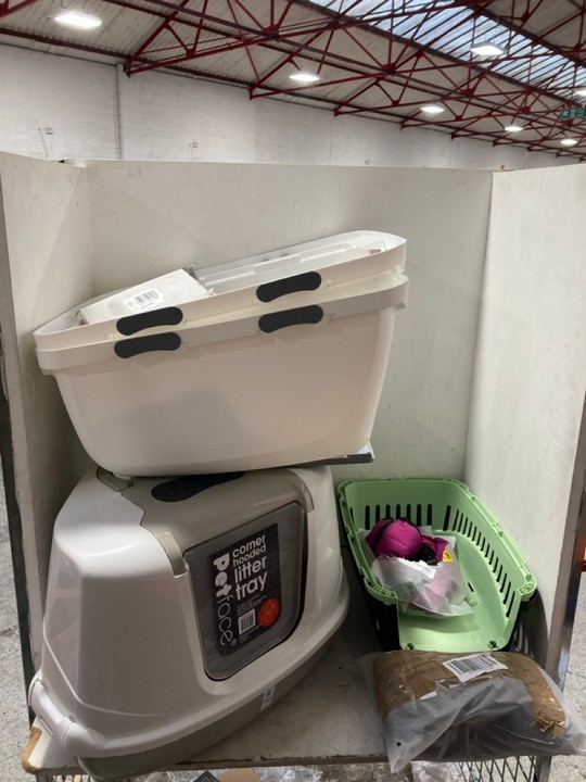 Lot 1511  
            Marchington SR15 - Parcel Delivery Only 

                
QTY OF ASSORTED PET ITEMS TO INCLUDE PET FACE CORNER HOODED LITTER TRAY: LOCATION...