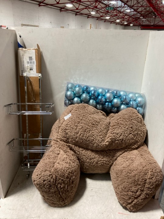 Lot 1515  
            Marchington SR15 - Parcel Delivery Only 

                
3 X ASSORTED ITEMS TO INCLUDE TEDDY BEAR CUDDLE CUSHION IN BROWN: LOCATION - AR13