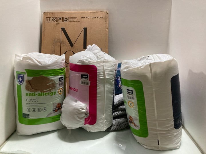 Lot 1517  
            Marchington SR15 - Parcel Delivery Only 

                
QTY OF ASSORTED BEDDING ITEMS TO INCLUDE SILENTNIGHT ANTI-ALLERGY SINGLE DUVET 10...
