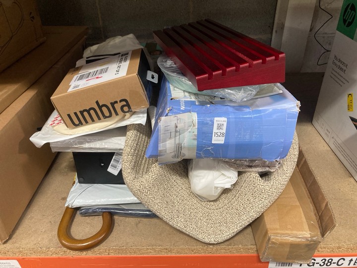 Lot 1528  
            Marchington SR15 - Parcel Delivery Only 

                
QTY OF ASSORTED ITEMS TO INCLUDE UMBRA BUDDY HOOKS SET OF 3: LOCATION - AR14