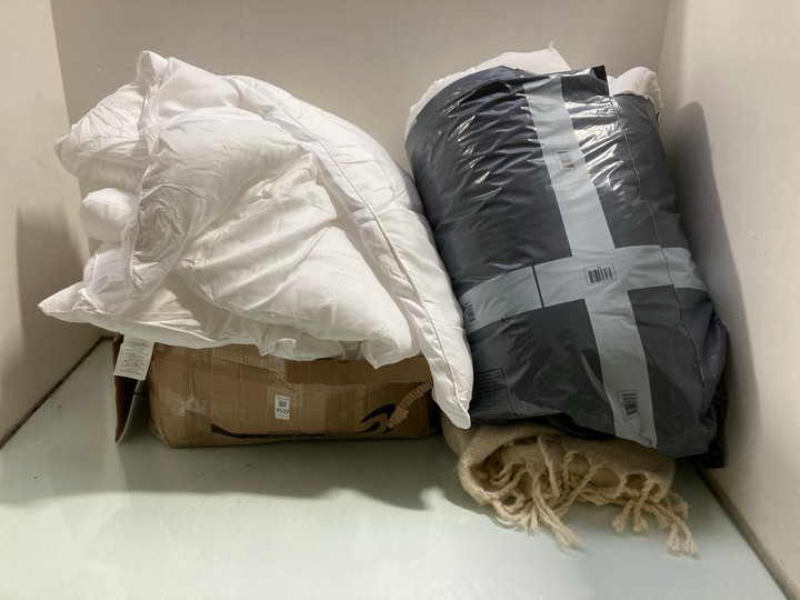 Lot 1537  
            Marchington SR15 - Parcel Delivery Only 

                
QTY OF ASSORTED BEDDING ITEMS TO INCLUDE HOME SOFT BLANKET IN BEIGE: LOCATION - AR15