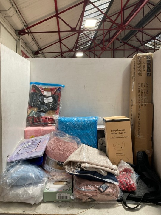 Lot 1549  
            Marchington SR15 - Parcel Delivery Only 

                
QTY OF ASSORTED ITEMS TO INCLUDE WOMENS JEWELLERY STAND: LOCATION - AR16