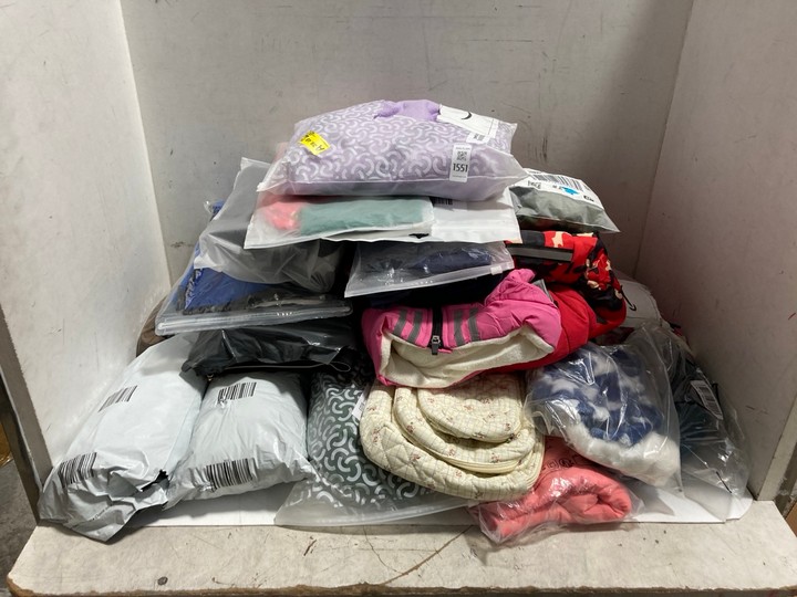 Lot 1551  
            Marchington SR15 - Parcel Delivery Only 

                
QTY OF ASSORTED DOG COATS TO INCLUDE MEDIUM DOG COAT IN RED: LOCATION - AR16