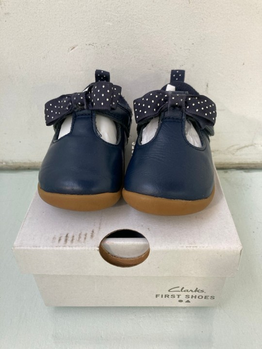 Lot 1579  
            Marchington SR15 - Parcel Delivery Only 

                
CLARKS CHILDRENS VELCRO FIRST SHOES IN NAVY - UK 3.5: LOCATION - A5T