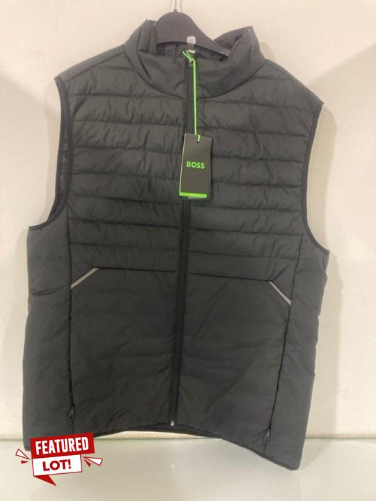 Lot 1587  
            Marchington SR15 - Parcel Delivery Only 

                
HUGO BOSS URBANEX GILET IN BLACK - UK 2XL - ORIGINAL RRP £199.00: LOCATION - A5T