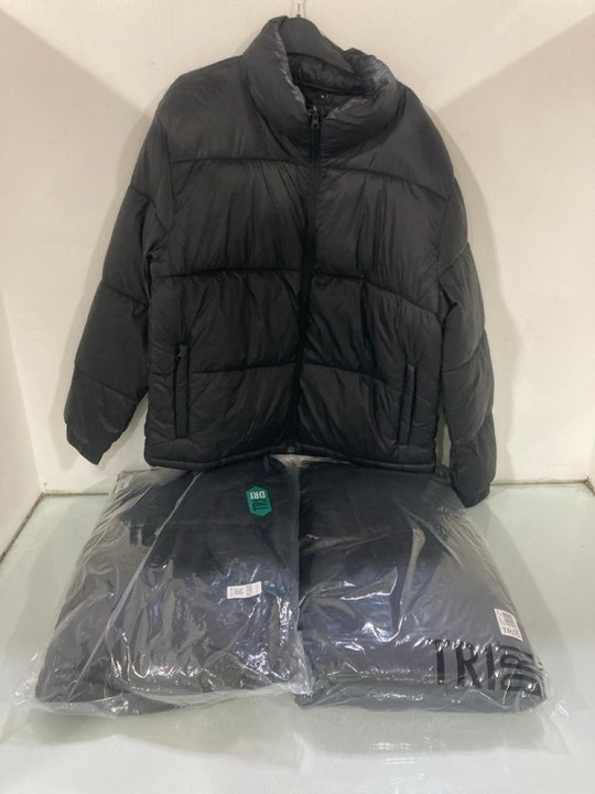 Lot 1589  
            Marchington SR15 - Parcel Delivery Only 

                
2 X TRI DRI PADDED COATS IN BLACK - UK M: LOCATION - A5T