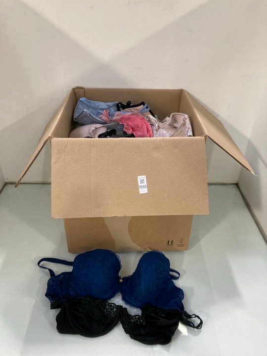 Lot 1593  
            Marchington SR15 - Parcel Delivery Only 

                
QTY OF ASSORTED WOMENS UNDERWEAR IN VARIOUS SIZES TO INCLUDE BOUX AVENUE FLORAL B...