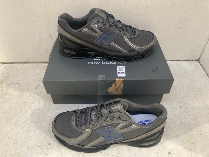 Lot 1605  
            Marchington SR15 - Parcel Delivery Only 

                
NEW BALANCE 740 TRAINERS IN GREY - UK 8.5 - ORIGINAL RRP £100.00: LOCATION - A5T