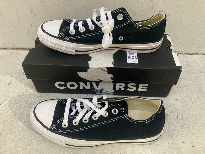 Lot 1606  
            Marchington SR15 - Parcel Delivery Only 

                
CONVERSE CANVAS SHOES IN BLACK/WHITE - UK 5: LOCATION - A5T