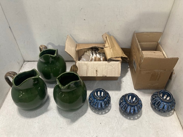Lot 1609  
            Marchington SR15 - Parcel Delivery Only 

                
QTY OF ASSORTED HOUSEHOLD ITEMS TO INCLUDE 2 X REACTIVE GLAZE JUGS IN OLIVE: LOCA...
