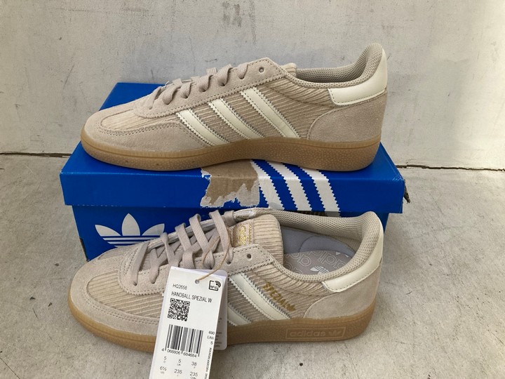 Lot 1613  
            Marchington SR15 - Parcel Delivery Only 

                
ADIDAS HANDBALL SPEZIAL WOMENS TRAINERS IN BEIGE - UK 5: LOCATION - A5T