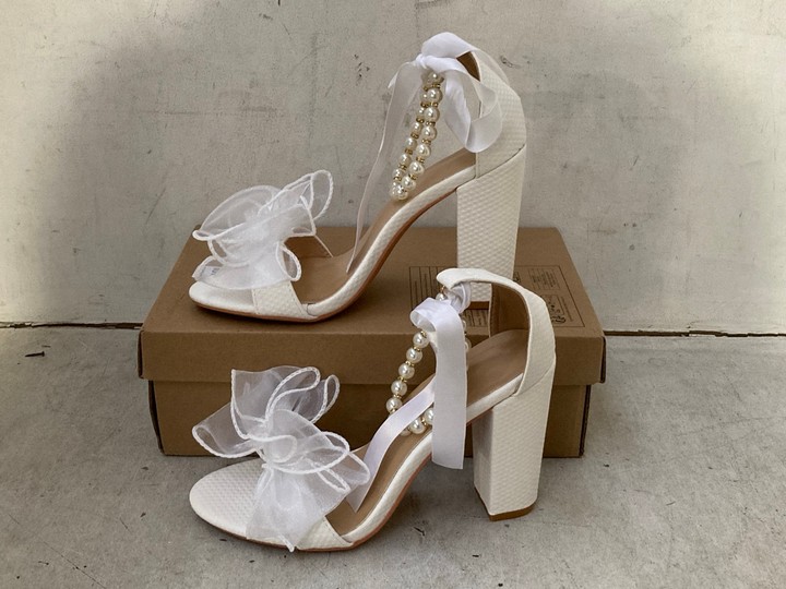 Lot 1619  
            Marchington SR15 - Parcel Delivery Only 

                
WOMENS TEXTURED BEADED MESH BOW HEELS IN IVORY - EU 39: LOCATION - A5T