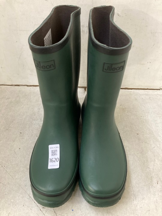 Lot 1620  
            Marchington SR15 - Parcel Delivery Only 

                
JILEON WELLY BOOTS IN GREEN - UK 8: LOCATION - A5T