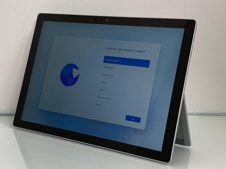 Lot 52  
            Nationwide - Parcel Delivery Only 

                
MICROSOFT SURFACE PRO 7 TABLET 256 GB PC IN PLATINUM: MODEL NO 1866 (WITH MAINS P...