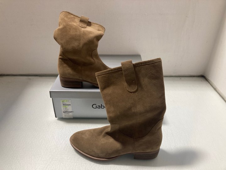 Lot 104  
            Marchington SR14 - Parcel Delivery Only 

                
GABOR BEIGE SUEDE ANKLE BOOTS UK SIZE 4.5 - ORIGINAL RRP £120: LOCATION - A3