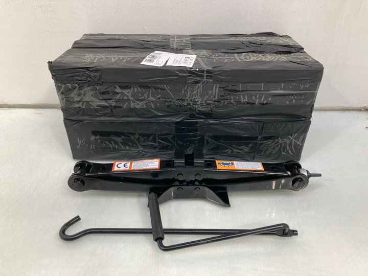 Lot 1097  
            Marchington SR14 - Parcel Delivery Only 

                
4 X 2-TONNE SCISSOR JACKS: LOCATION - C15