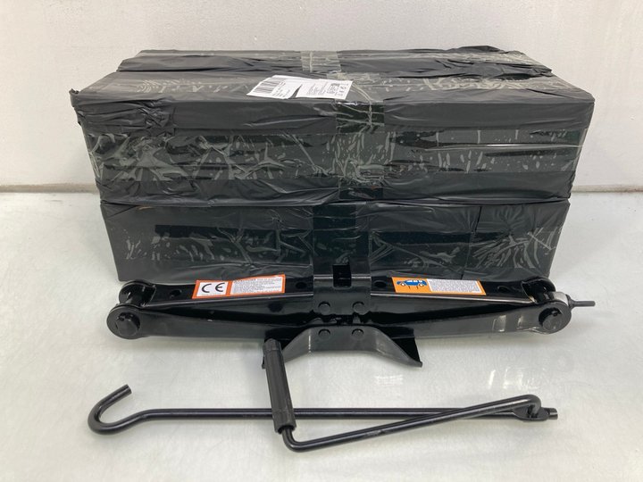 Lot 1098  
            Marchington SR14 - Parcel Delivery Only 

                
4 X 2-TONNE SCISSOR JACKS: LOCATION - C15