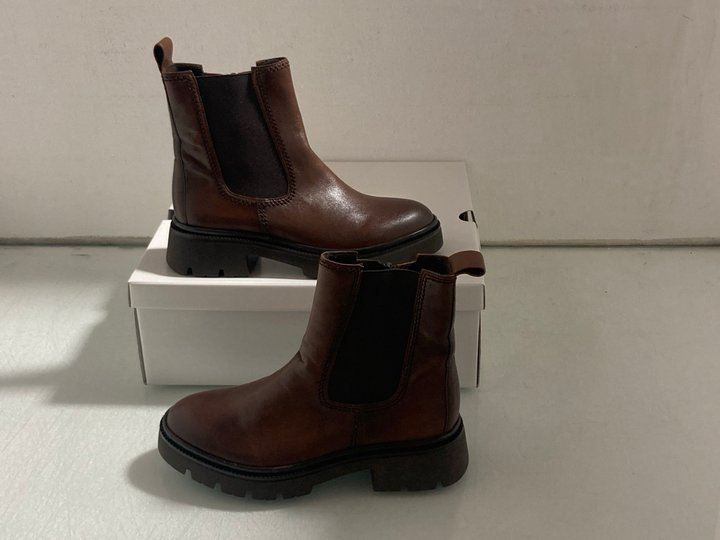 Lot 113  
            Marchington SR14 - Parcel Delivery Only 

                
GABOR BROWN LEATHER ZIP UP ANKLE BOOTS UK SIZE 4.5: LOCATION - A3