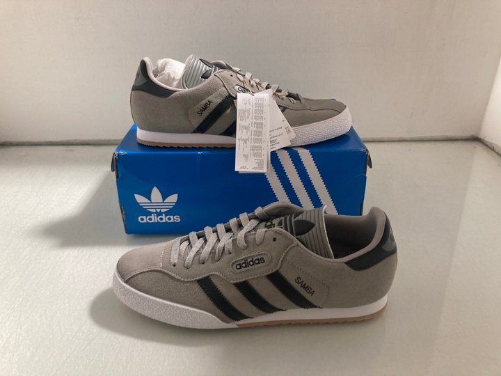 Lot 114  
            Marchington SR14 - Parcel Delivery Only 

                
ADIDAS SAMBA TRAINERS IN GREY/BLACK UK SIZE 11: LOCATION - A3