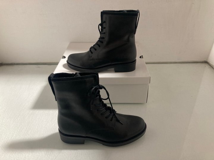 Lot 115  
            Marchington SR14 - Parcel Delivery Only 

                
GABOR BLACK LEATHER ZIP UP ANKLE BOOTS UK SIZE 4.5: LOCATION - A3