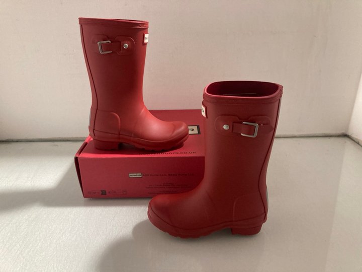 Lot 116  
            Marchington SR14 - Parcel Delivery Only 

                
HUNTER BIG KIDS ORIGINAL WELLINGTON BOOTS IN RED UK SIZE 12: LOCATION - A3