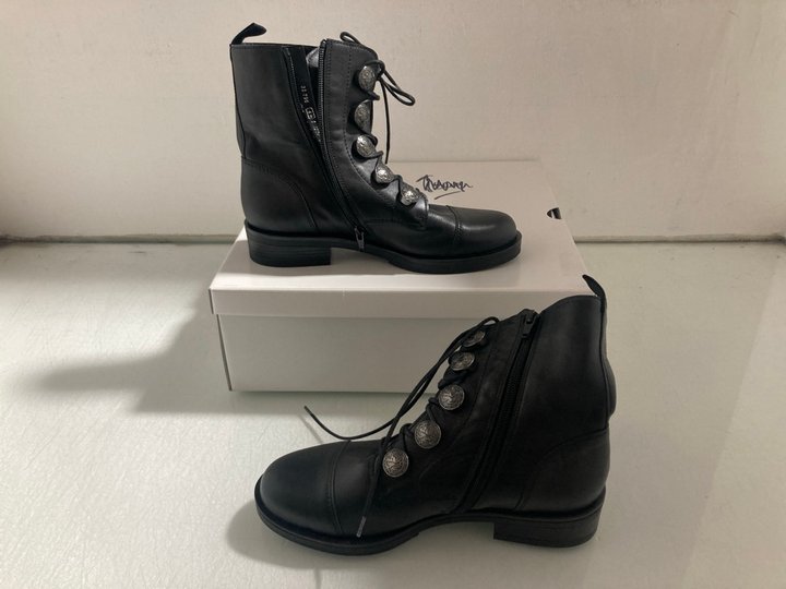 Lot 117  
            Marchington SR14 - Parcel Delivery Only 

                
GABOR LADY BLACK LEATHER BIKER BOOTS UK SIZE 4.5: LOCATION - A3