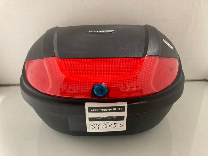 Lot 118  
            Marchington SR14 - Parcel Delivery Only 

                
BLACK PLASTIC GIVI MOTORCYCLE TOP CASE: LOCATION - A3
