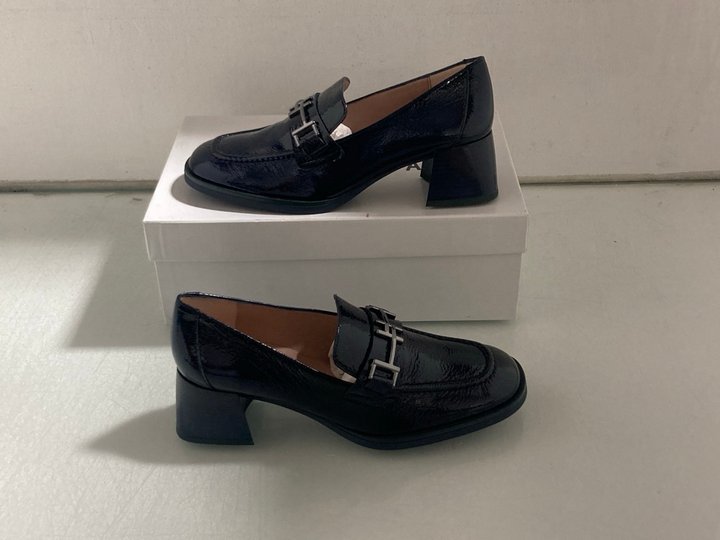 Lot 119  
            Marchington SR14 - Parcel Delivery Only 

                
HISPANITAS MILAN HEELED PATENT LOAFERS IN MIDNIGHT BLUE EU SIZE 38 - ORIGINAL RRP...
