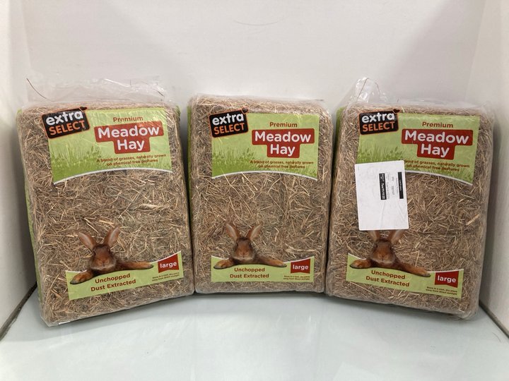 Lot 1202  
            Marchington SR14 - Parcel Delivery Only 

                
3 X EXTRA SELECT PREMIUM MEADOW HAY: LOCATION - C19