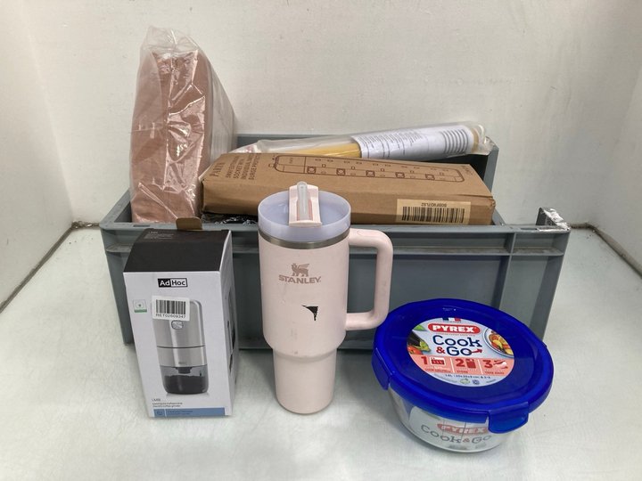 Lot 1239  
            Marchington SR14 - Parcel Delivery Only 

                
QTY OF ASSORTED HOUSEHOLD ITEMS TO INCLUDE CHRISTY 100% ORGANIC RETREAT SUPERKING...