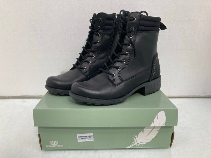 Lot 1240  
            Marchington SR14 - Parcel Delivery Only 

                
FREE SPIRIT SAMMY LEATHER BOOTS IN BLACK - UK SIZE 7: LOCATION - C21