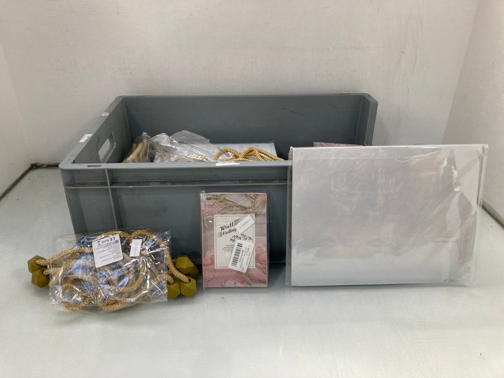 Lot 1279  
            Marchington SR14 - Parcel Delivery Only 

                
QTY OF ASSORTED ITEMS TO INCLUDE QTY OF VEGCOO WALL COLLAGE KITS: LOCATION - D18