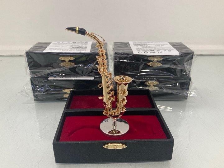 Lot 1340  
            Marchington SR14 - Parcel Delivery Only 

                
5 X MINIATURE ALTO SAXOPHONE GOLD PLATED REPLICAS WITH STAND & CASE: LOCATION - D15
