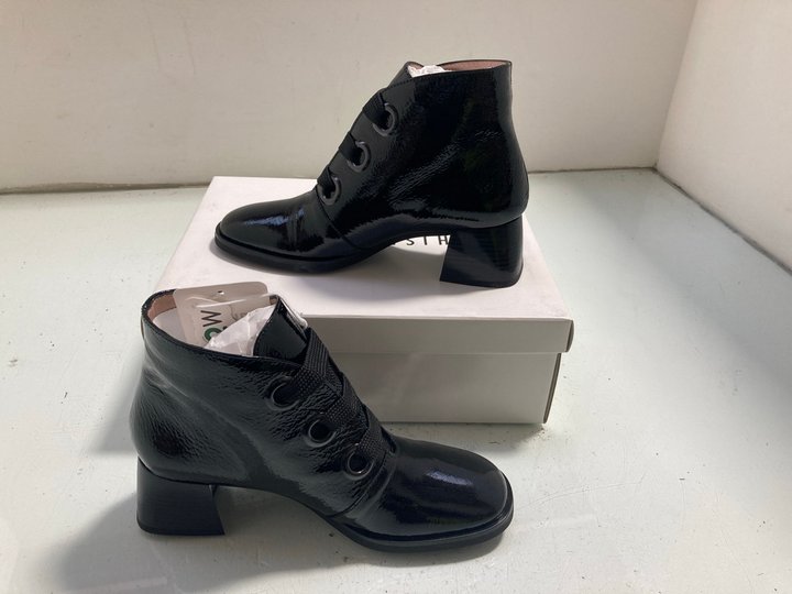 Lot 135  
            Marchington SR14 - Parcel Delivery Only 

                
HISPANITAS MILAN LACE UP ANKLE BOOTS IN BLACK LEATHER EU SIZE 37 - ORIGINAL RRP £...