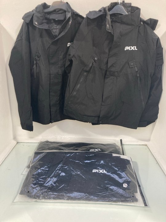 Lot 1368  
            Marchington SR14 - Parcel Delivery Only 

                
4 X PIXL RAINCOATS IN BLACK - UK SMALL: LOCATION - D14