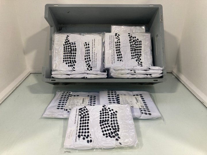Lot 1369  
            Marchington SR14 - Parcel Delivery Only 

                
QTY OF ZUIMEI 3 PAIRS OF SPORTS GRIP SOCKS IN WHITE (SIZE NOT SHOWN): LOCATION - D14